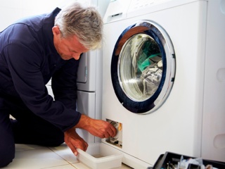 Почему течет вода из сливного насоса стиральной машины?