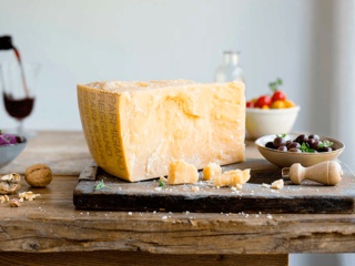 Как правильно хранить сыр пармезан в холодильнике