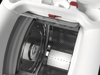 Почему из люка стиральной машины течет вода?