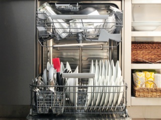 Верхняя корзина с изменяемой высотой даже при загрузке в посудомоечных машинах AEG